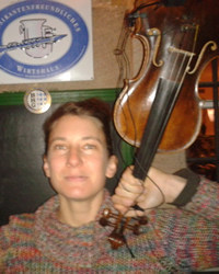 friederike-vorm-musikatenfreundlichem-wirtshaus.jpg